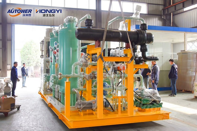     LNG氣化調(diào)壓撬的調(diào)試和注意事項,關于LNG氣化調(diào)壓撬站的安全管理工作。  LNG氣化調(diào)壓撬的調(diào)試和注意事項  ①制定合理的操作規(guī)章制度      應制定合理的LNG裝卸車操作規(guī)程、LNG儲罐倒罐操作規(guī)程、LNG氣化器操作規(guī)程、BOG復熱器操作規(guī)程、儲罐自增壓操作規(guī)程、EAG復熱器操作規(guī)程、卸車增壓器操作規(guī)程、橇裝式調(diào)壓器操作規(guī)程、BOG計量橇操作規(guī)程、LNG離心泵操作規(guī)程、天然氣加臭機操作規(guī)程、中心調(diào)度控制程序切換操作規(guī)程、消防水泵操作規(guī)程、LNG氣化站管道設備維護保養(yǎng)技術和操作手冊等。  ②建立臺賬，管理設備技術資料      應建立維護記錄、巡查巡檢記錄、進出人員管理記錄、各類操作記錄、應急演練記錄、安全活動記錄，管理好設備有關技術資料和各類原始資料等。  ③制定天然氣管道、廠站事故應急預案      應依據(jù)有關法律、法規(guī)及相關規(guī)定，并結合企業(yè)制度及實際情況，制定天然氣管道、廠站事故應急預案。預案應包含事故不利因素的分析、事故危害、事故分級、事故處理響應等級、處理的程序及后期處理。應經(jīng)常開展不同等級的事故演練和對搶修裝備進行檢查，大型的事故演練要聯(lián)合當?shù)毓蚕?、安全管理部門一同進行。  LNG氣化調(diào)壓撬的調(diào)試和注意事項  ④嚴格執(zhí)行上崗考試制度      各類操作人員獨立操作前必須經(jīng)過公司有關部門組織的考試，成績合格后方可獨立上崗。  ⑤加強對消防、防雷、防靜電設備檢查和管理      加強對LNG氣化站防雷、防靜電設備的定期檢查和維護保養(yǎng)，著重對消防水池、消防泵、消防水炮、儲罐噴淋管及干粉滅火器進行檢查?？扇細怏w報警設備需定期維護，確保其完好